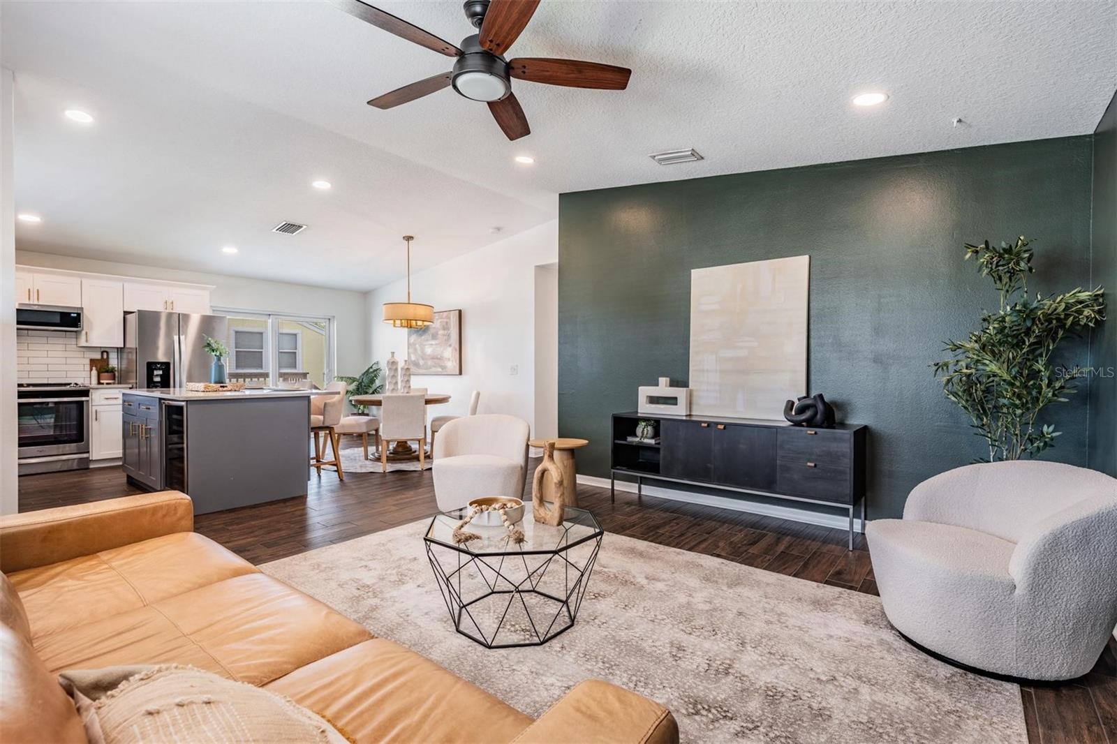 Listing photo id 4 for 4205 Suwanee Avenue