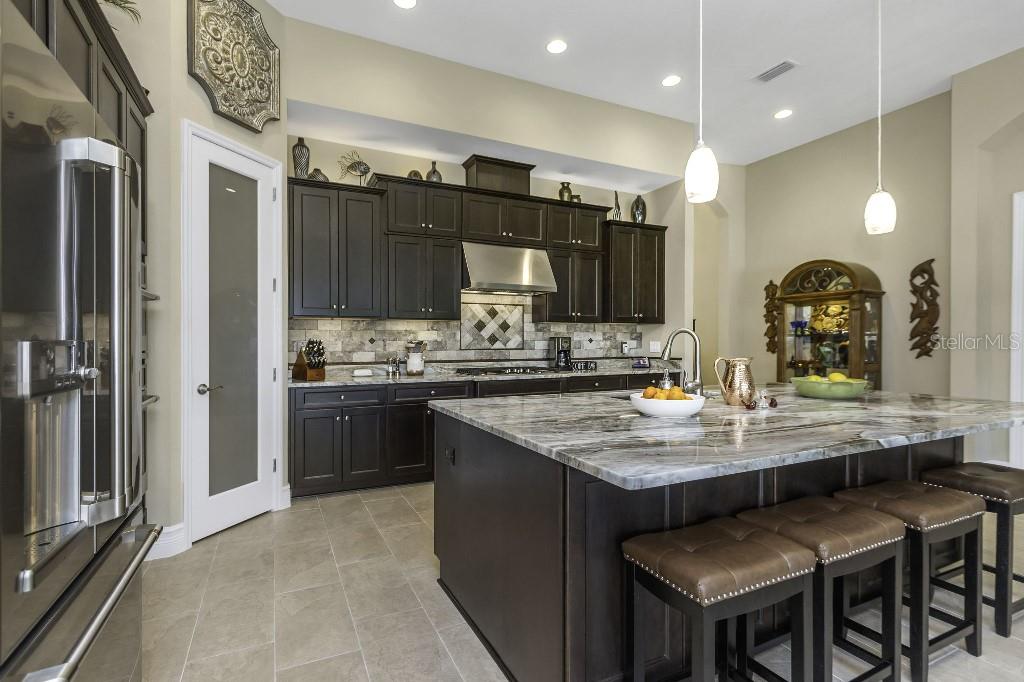 Listing photo id 9 for 4239 Woodland Retreat Boulevard