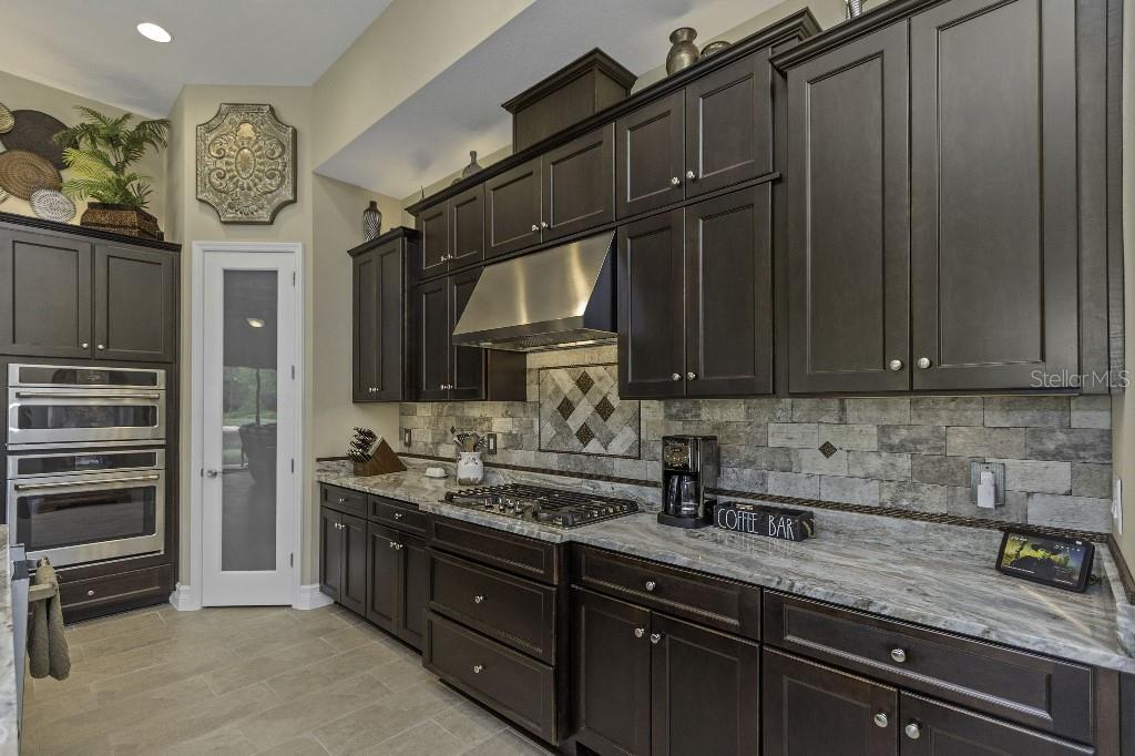 Listing photo id 15 for 4239 Woodland Retreat Boulevard