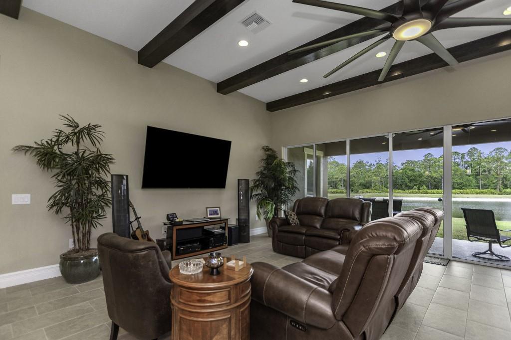 Listing photo id 17 for 4239 Woodland Retreat Boulevard