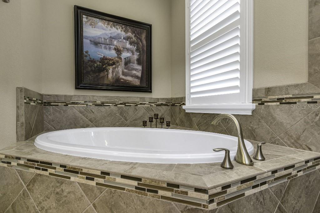 Listing photo id 37 for 4239 Woodland Retreat Boulevard