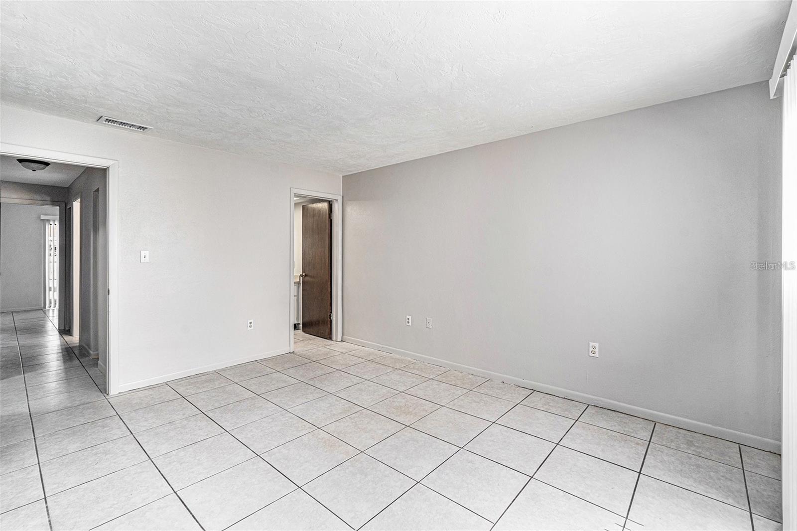 Listing photo id 12 for 4309 Cedar Grove Street