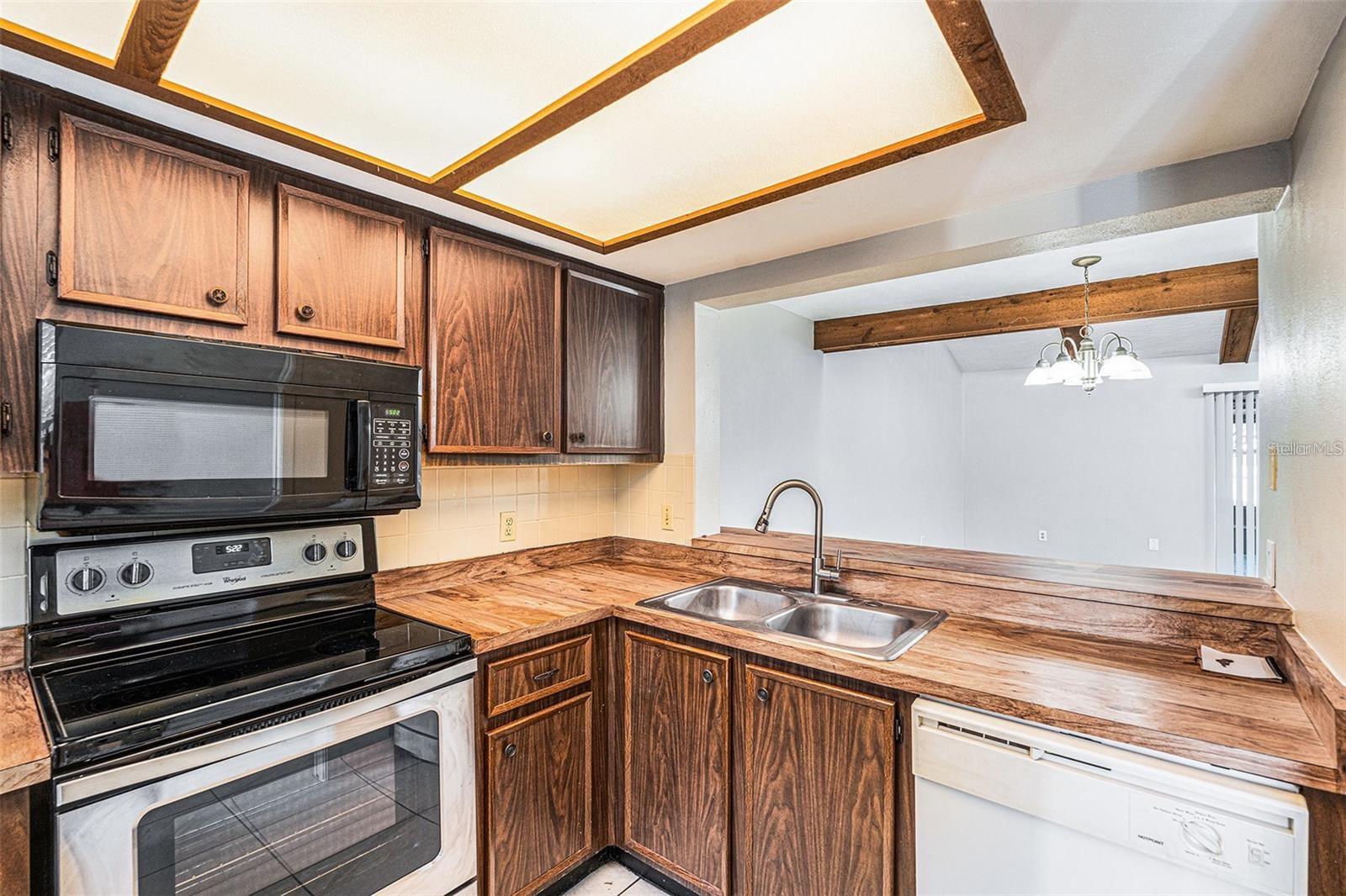 Listing photo id 3 for 4309 Cedar Grove Street