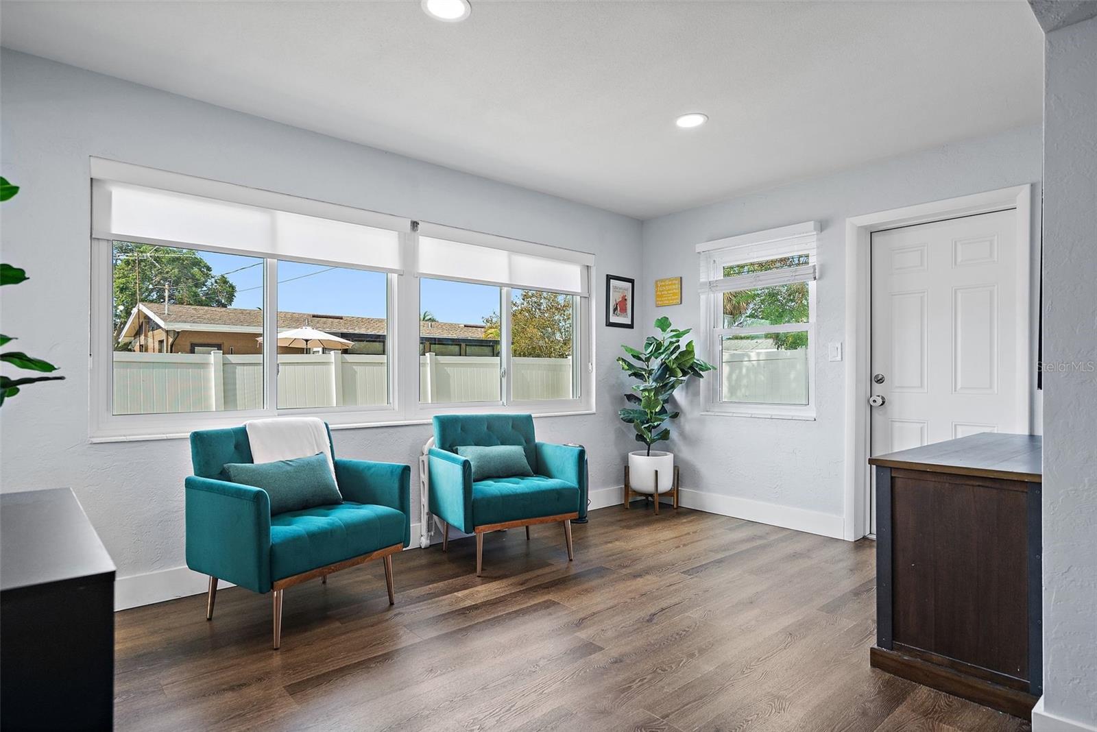 Image 17 of 25 For 11720 80th Avenue