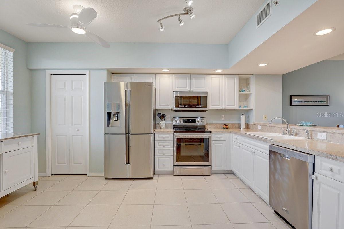 Image 6 of 31 For 960 Starkey Road 2405
