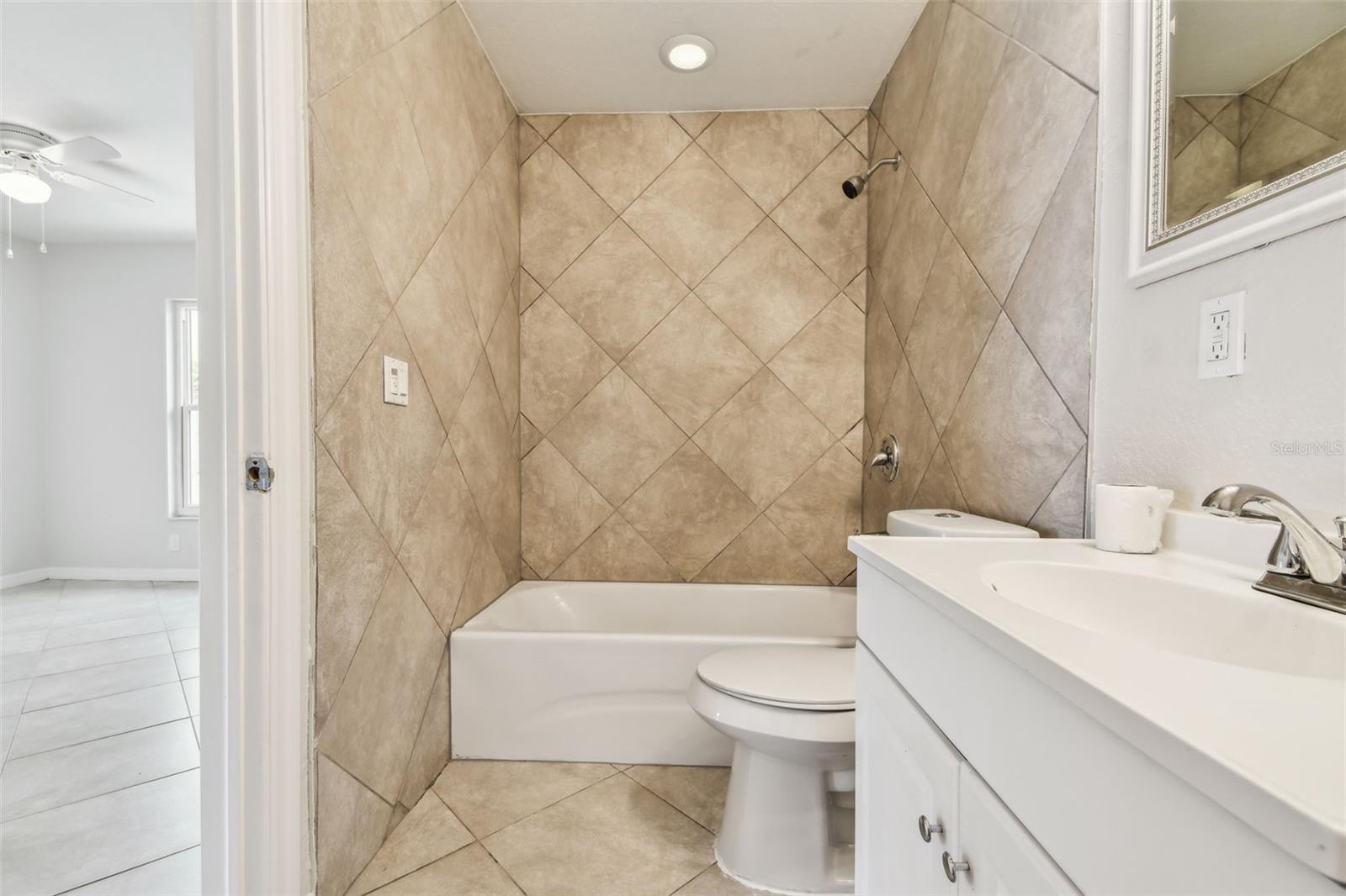Image 7 of 12 For 6604 2nd Avenue Ne