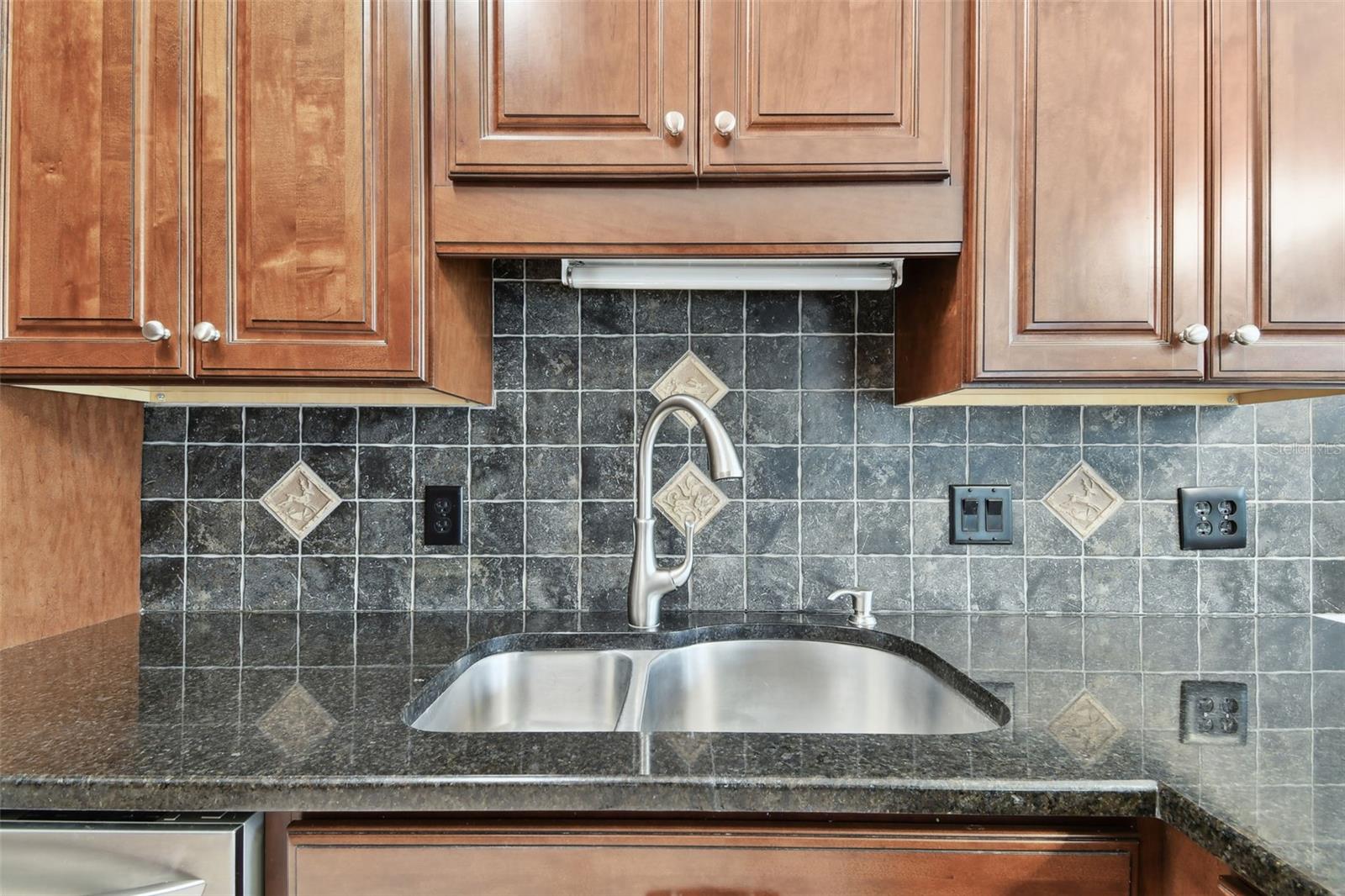 Image 22 of 79 For 4221 Meadowbend Court