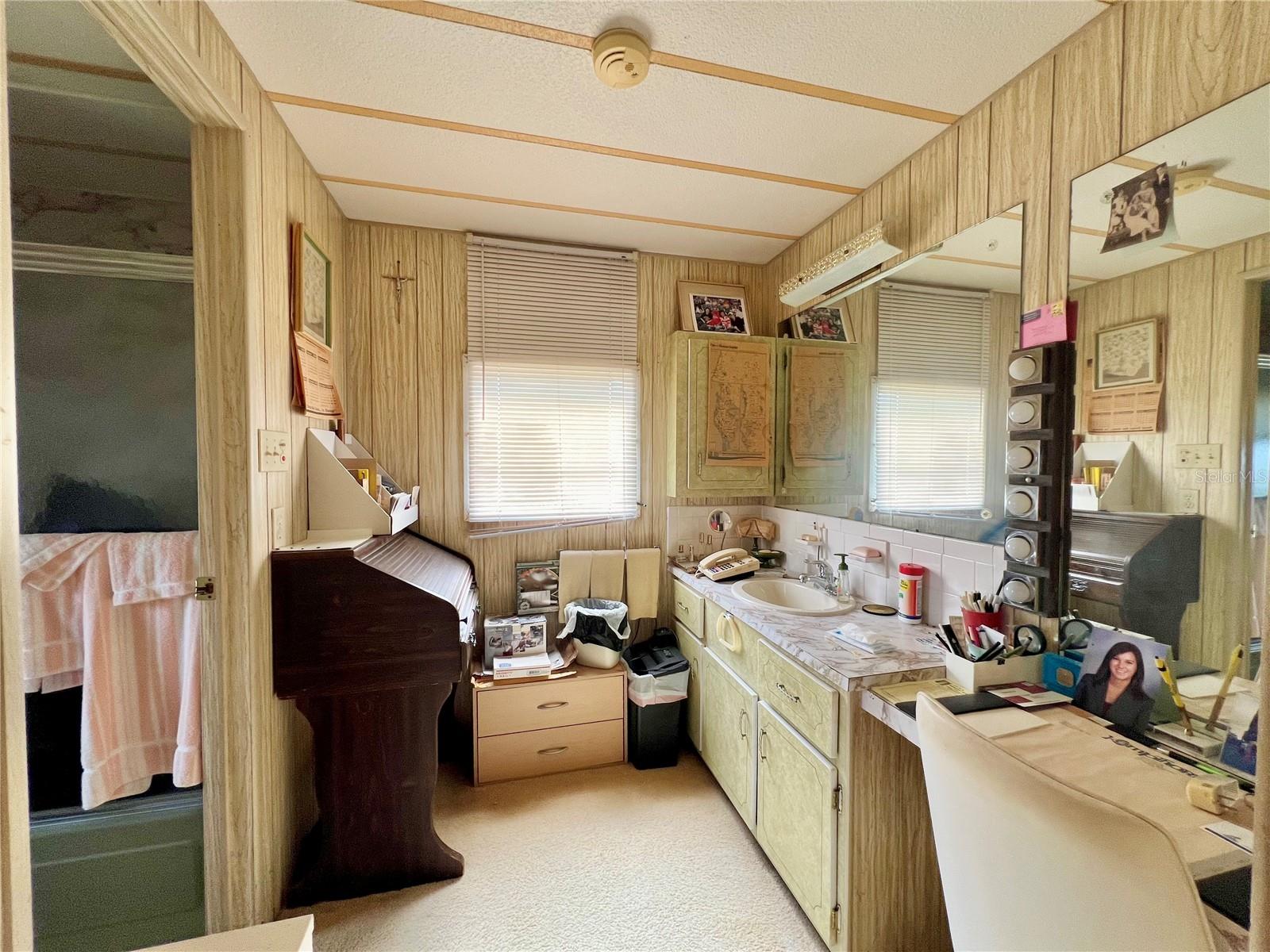 Listing photo id 11 for 1100 Belcher Road S 298