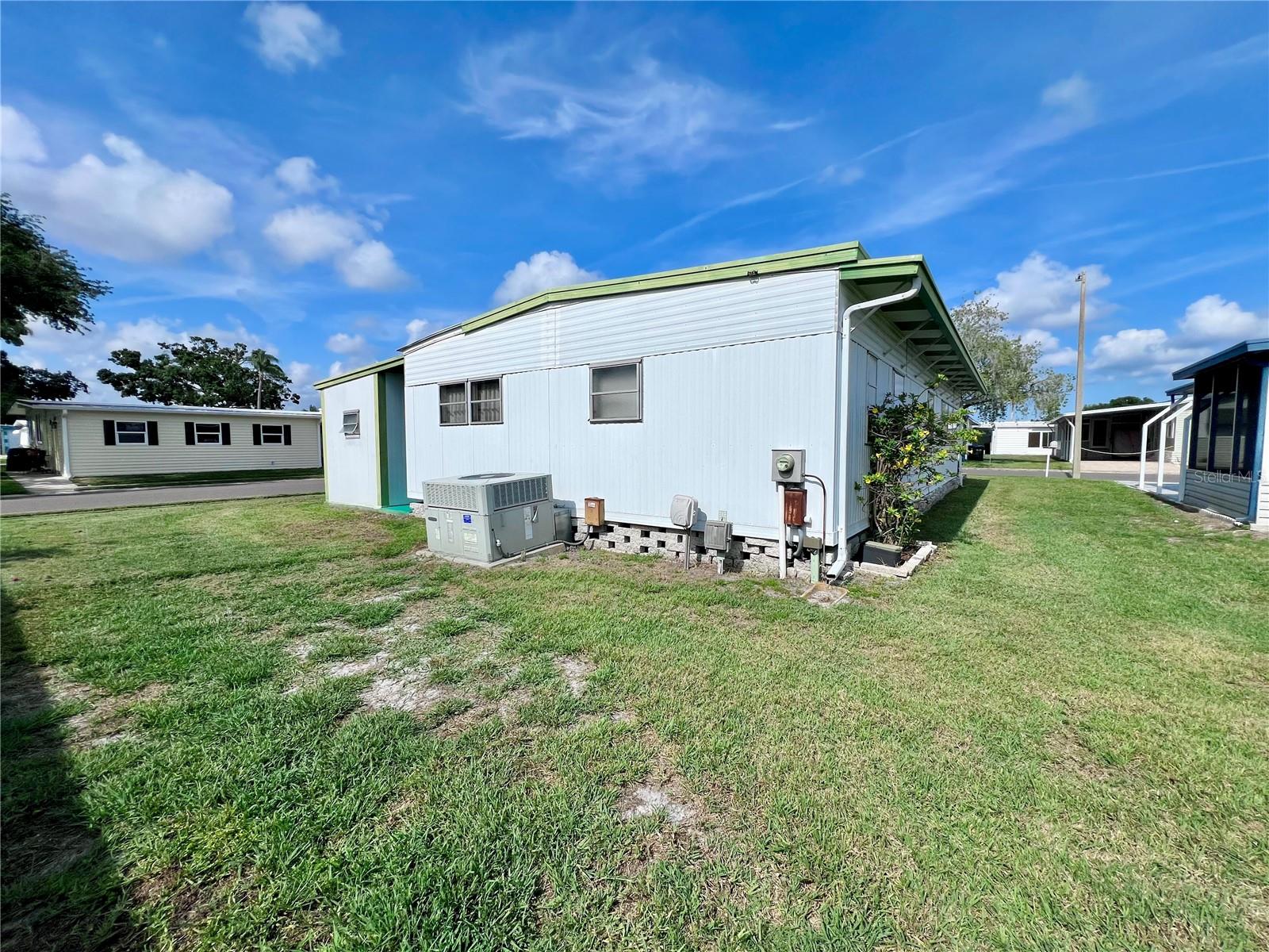 Listing photo id 4 for 1100 Belcher Road S 298