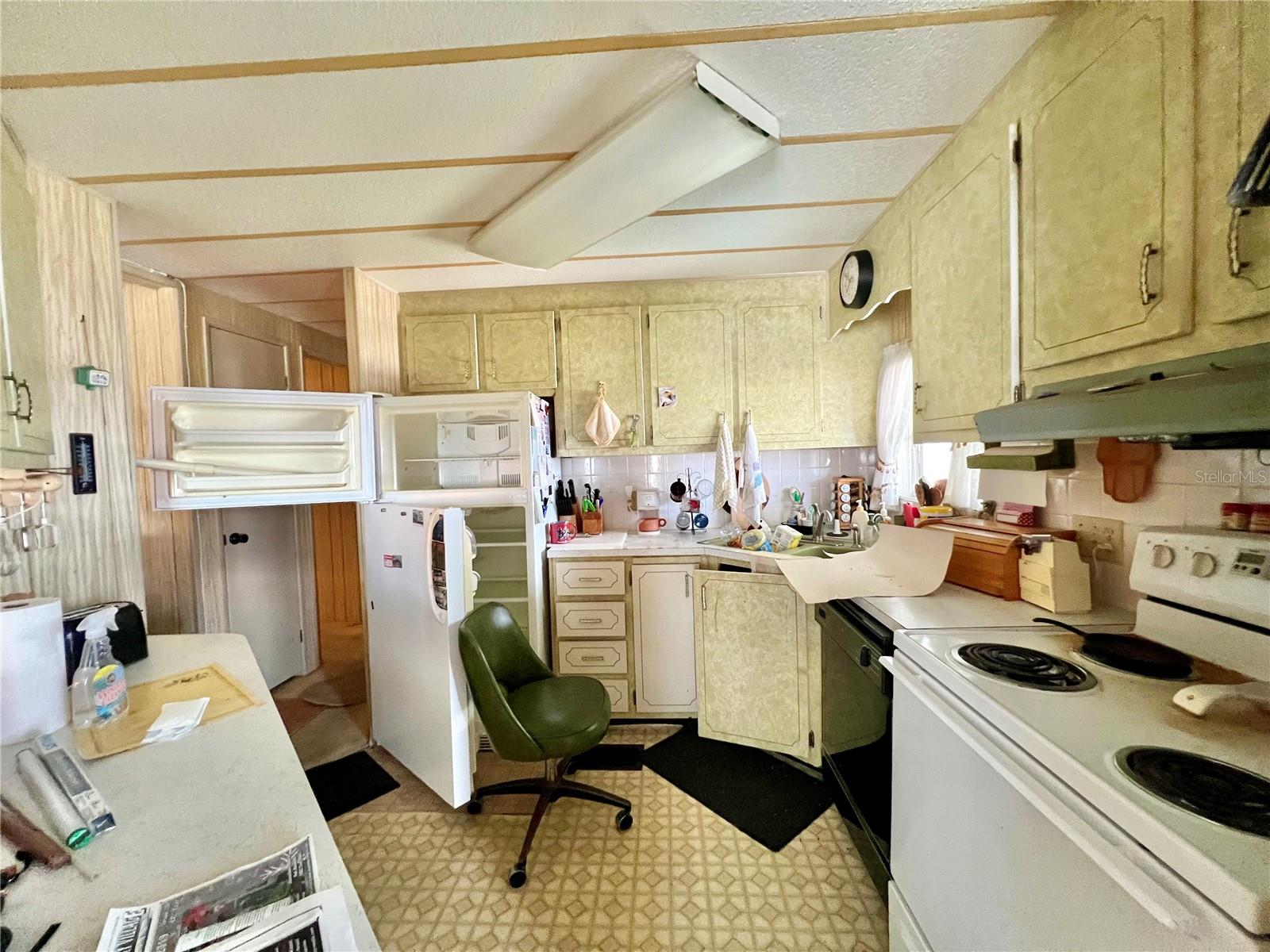 Listing photo id 7 for 1100 Belcher Road S 298