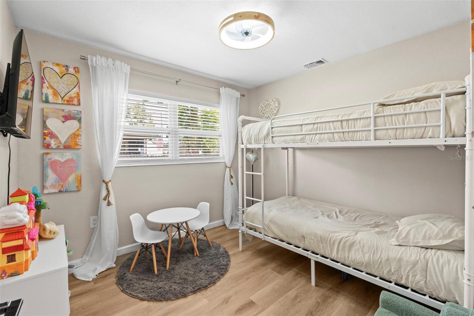 Listing photo id 14 for 512 Flame Tree Drive