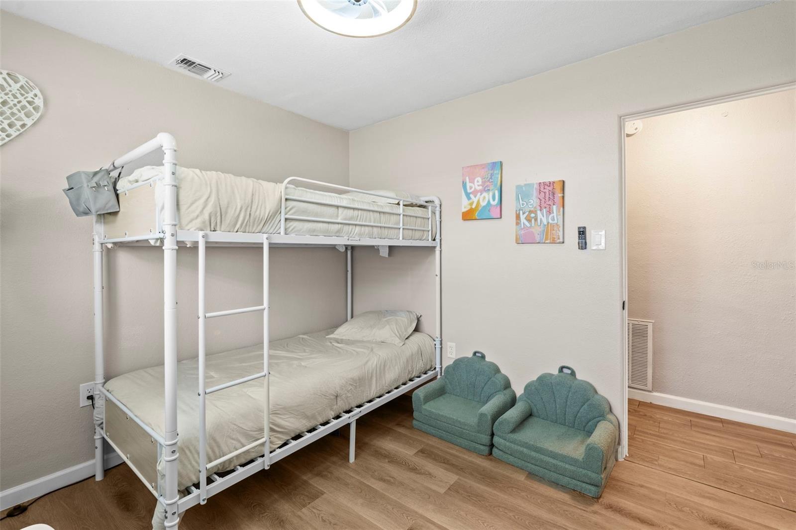 Listing photo id 15 for 512 Flame Tree Drive