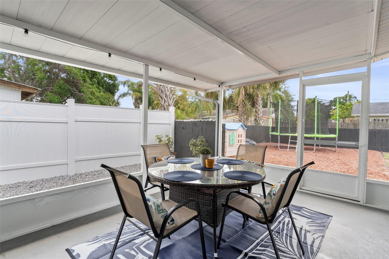 Listing photo id 17 for 512 Flame Tree Drive