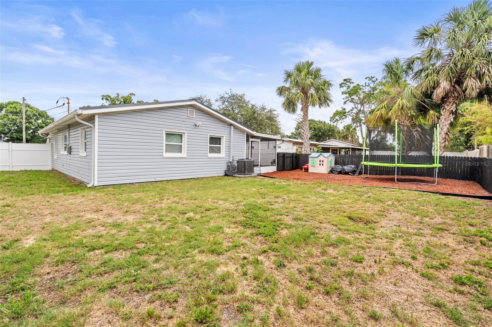 Listing photo id 19 for 512 Flame Tree Drive