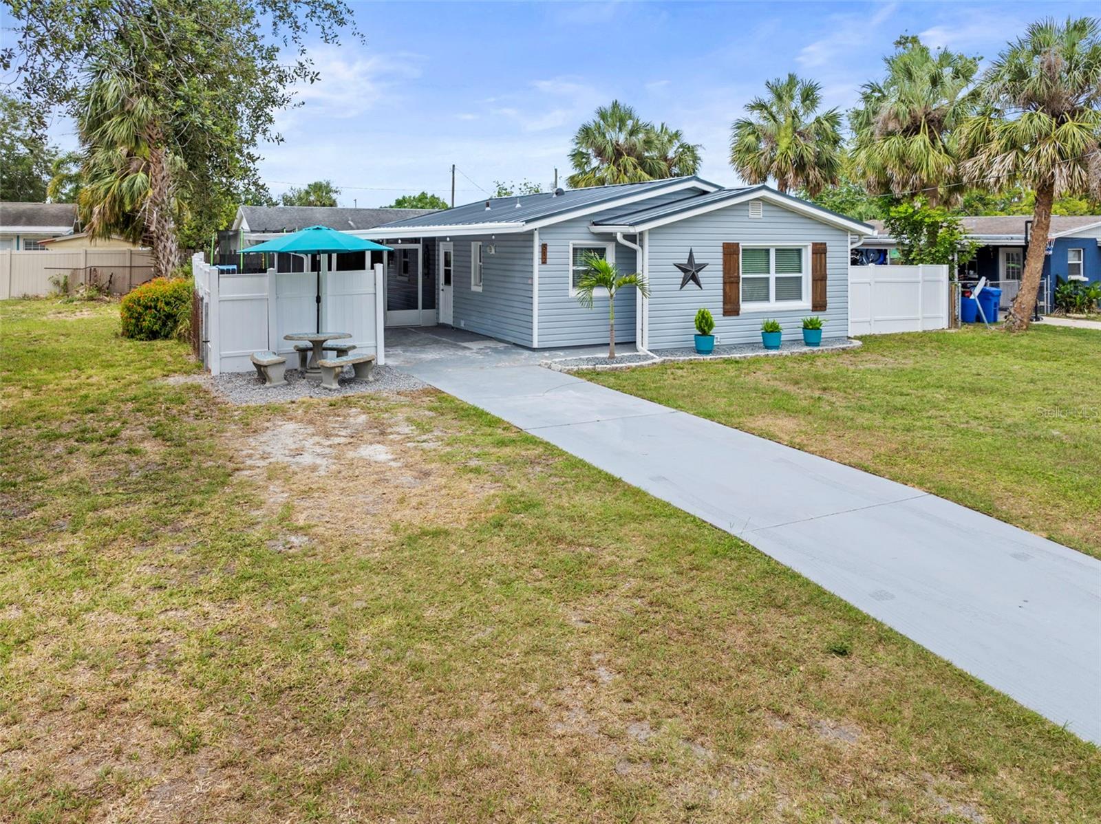 Listing photo id 1 for 512 Flame Tree Drive