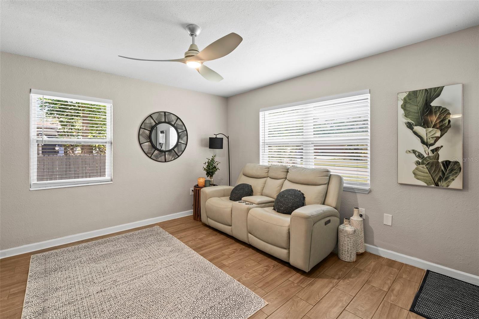 Listing photo id 3 for 512 Flame Tree Drive