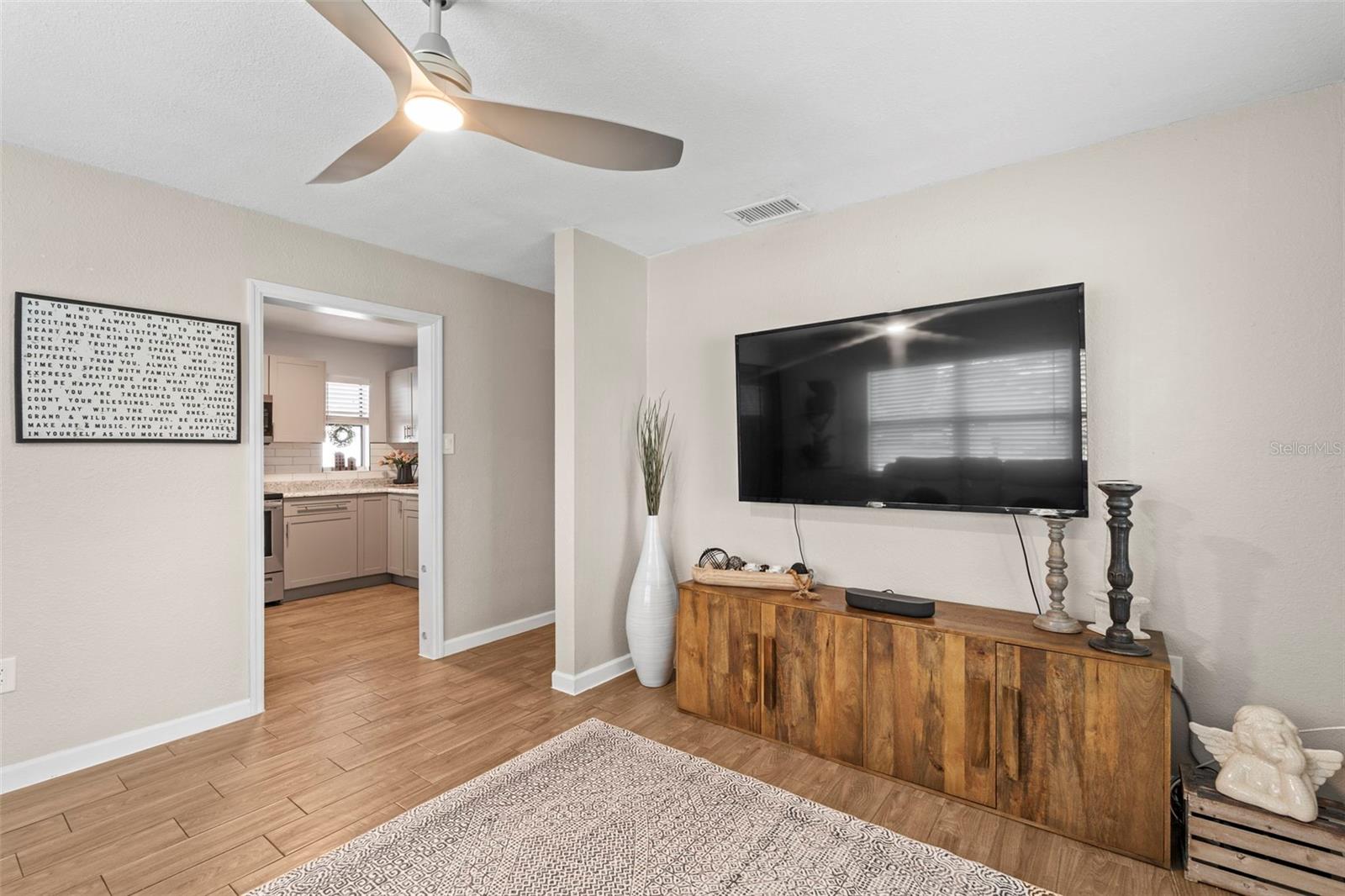 Listing photo id 4 for 512 Flame Tree Drive