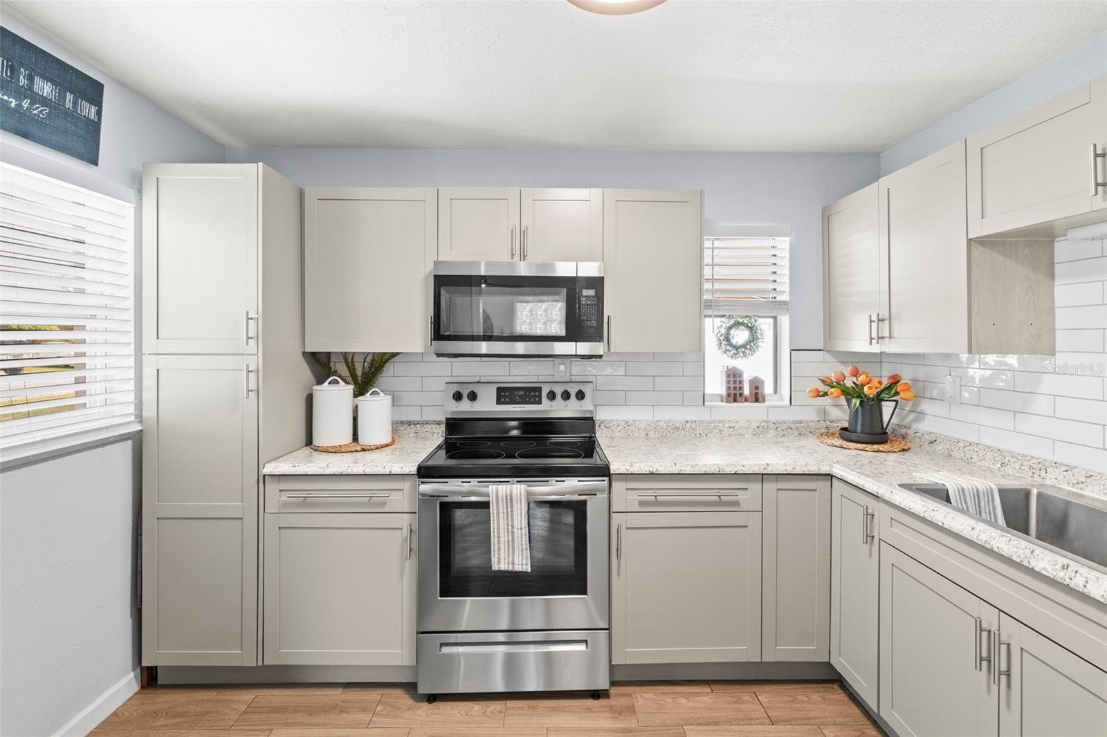 Listing photo id 7 for 512 Flame Tree Drive