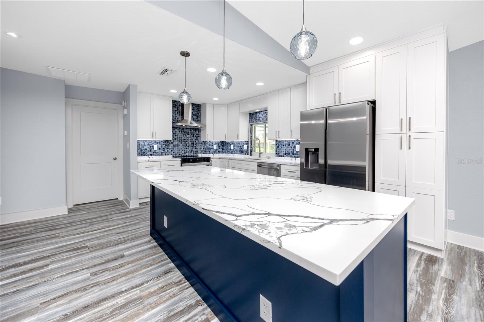 Listing photo id 11 for 9909 San Mateo Way