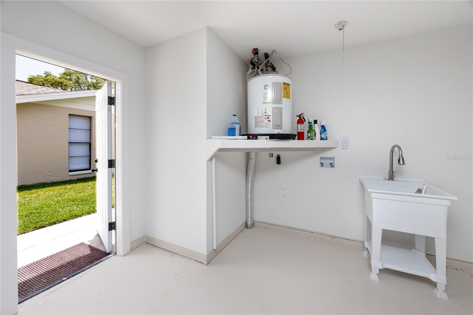 Listing photo id 29 for 9909 San Mateo Way