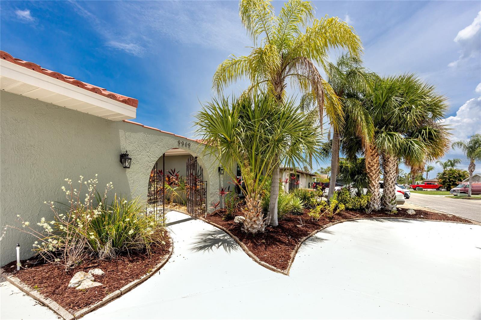Listing photo id 3 for 9909 San Mateo Way