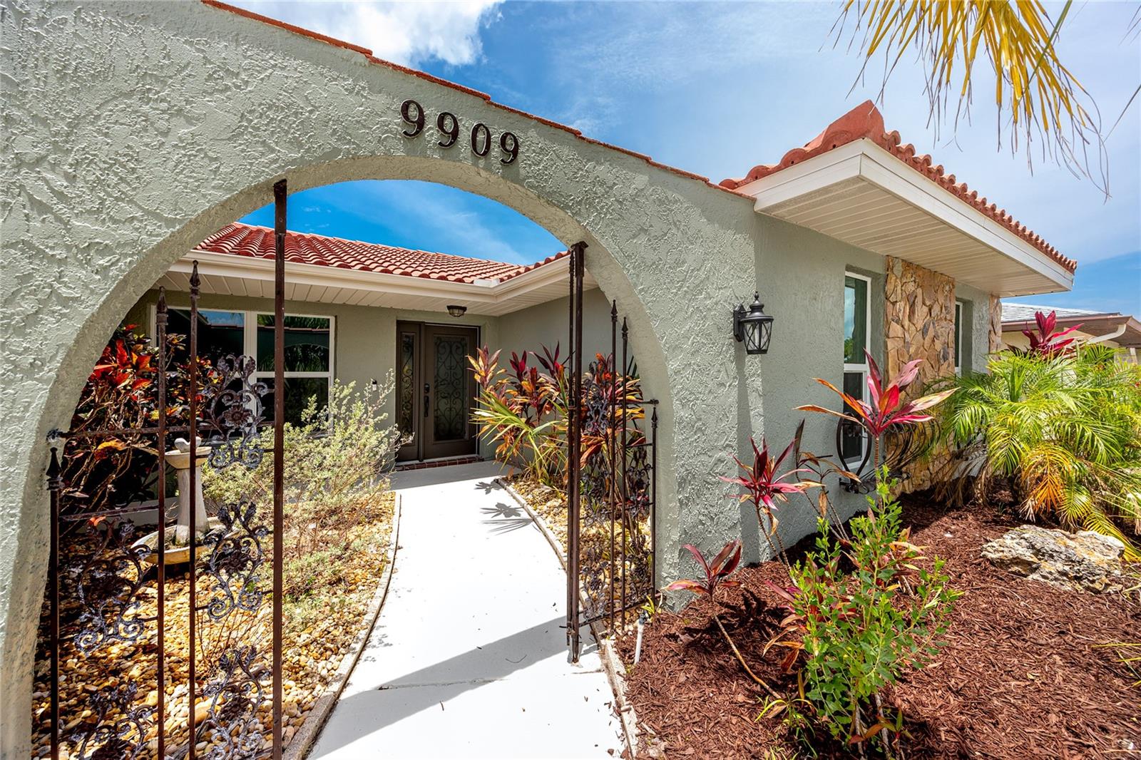 Listing photo id 4 for 9909 San Mateo Way