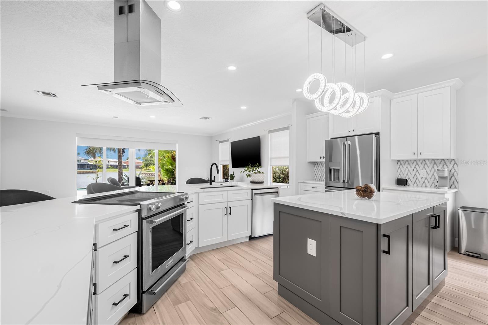 Listing photo id 6 for 18036 Java Isle Drive
