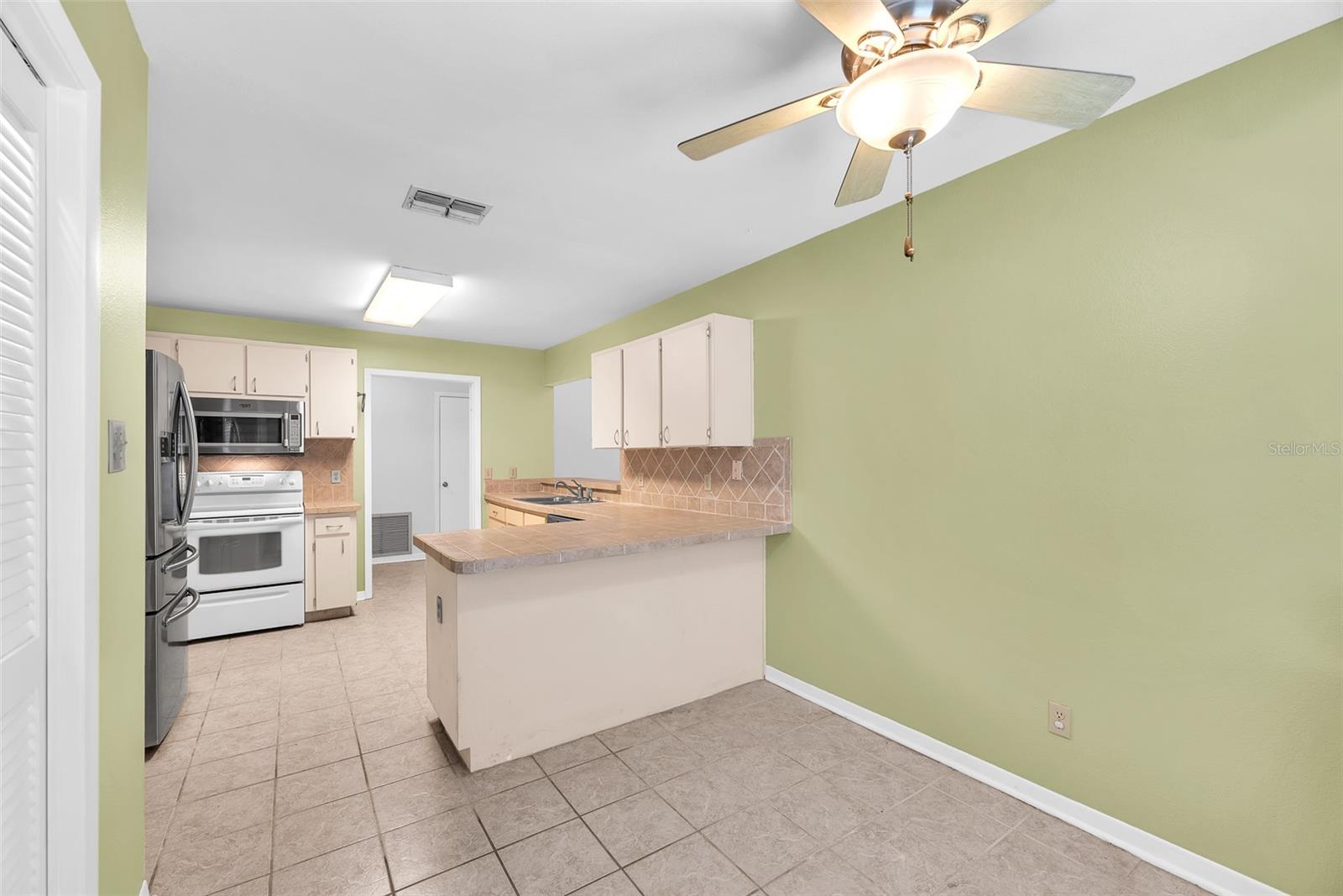 Listing photo id 8 for 11816 Cedarfield Drive