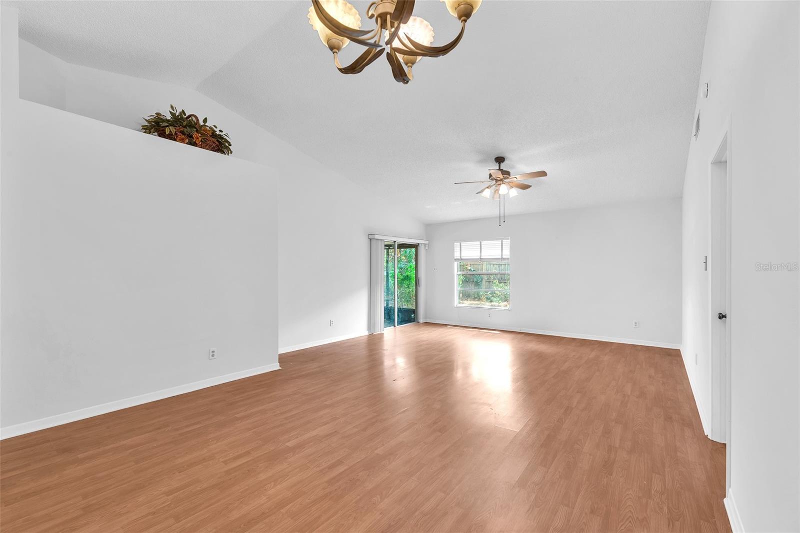 Listing photo id 9 for 11816 Cedarfield Drive