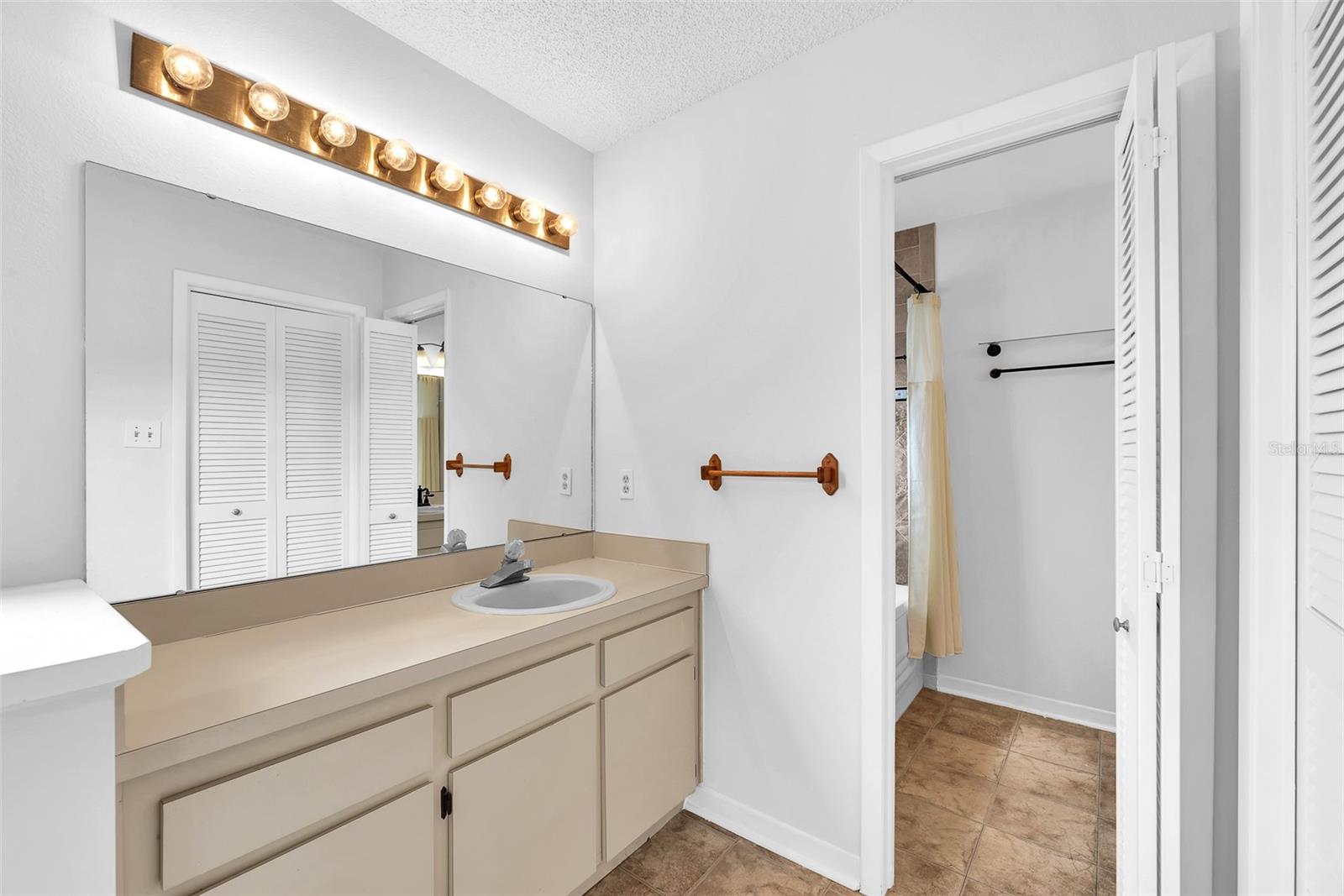 Listing photo id 13 for 11816 Cedarfield Drive