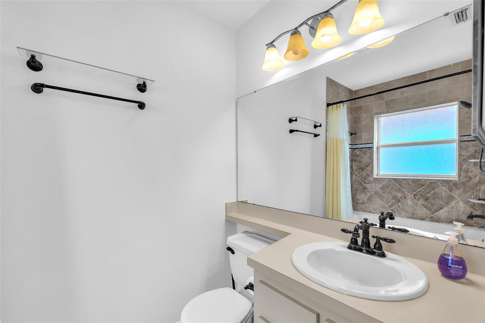 Listing photo id 14 for 11816 Cedarfield Drive