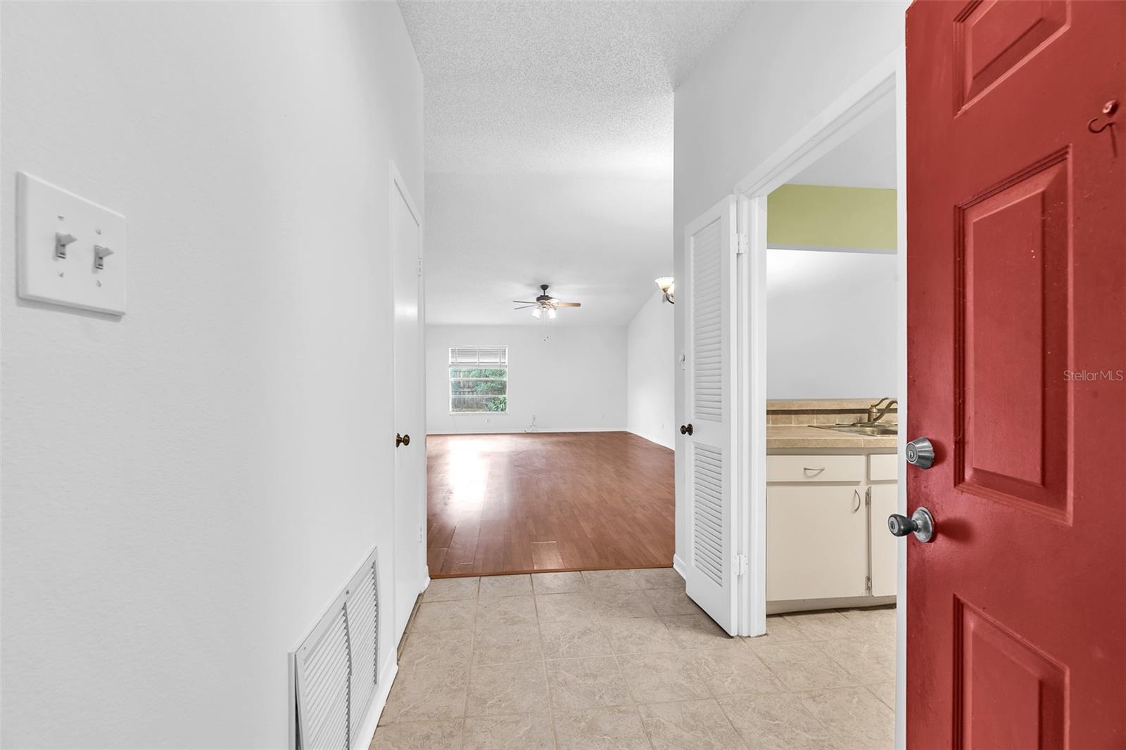 Listing photo id 2 for 11816 Cedarfield Drive