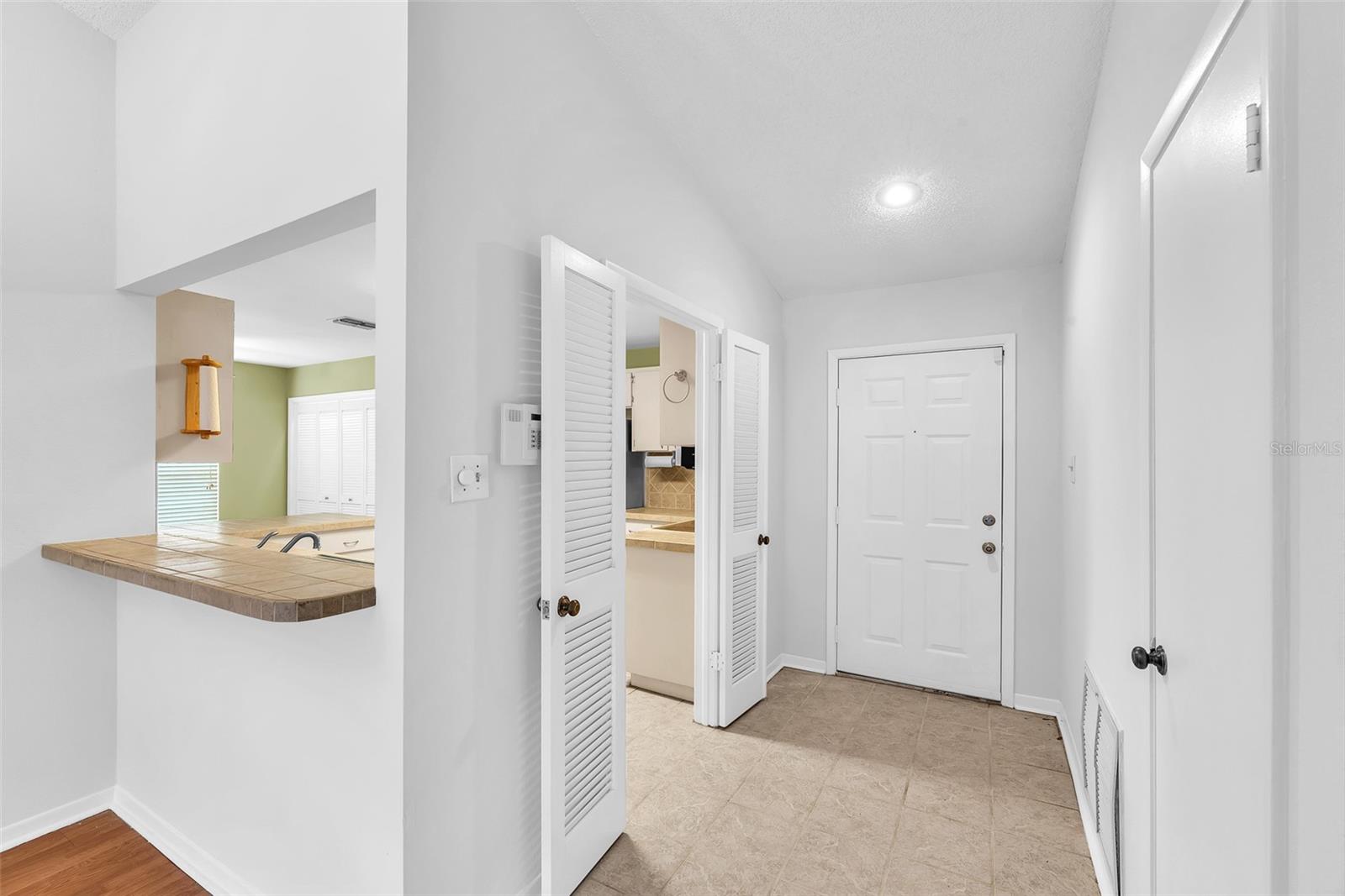 Listing photo id 3 for 11816 Cedarfield Drive
