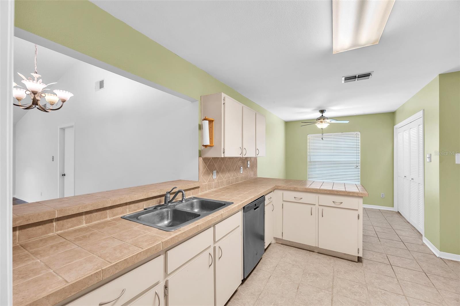 Listing photo id 4 for 11816 Cedarfield Drive