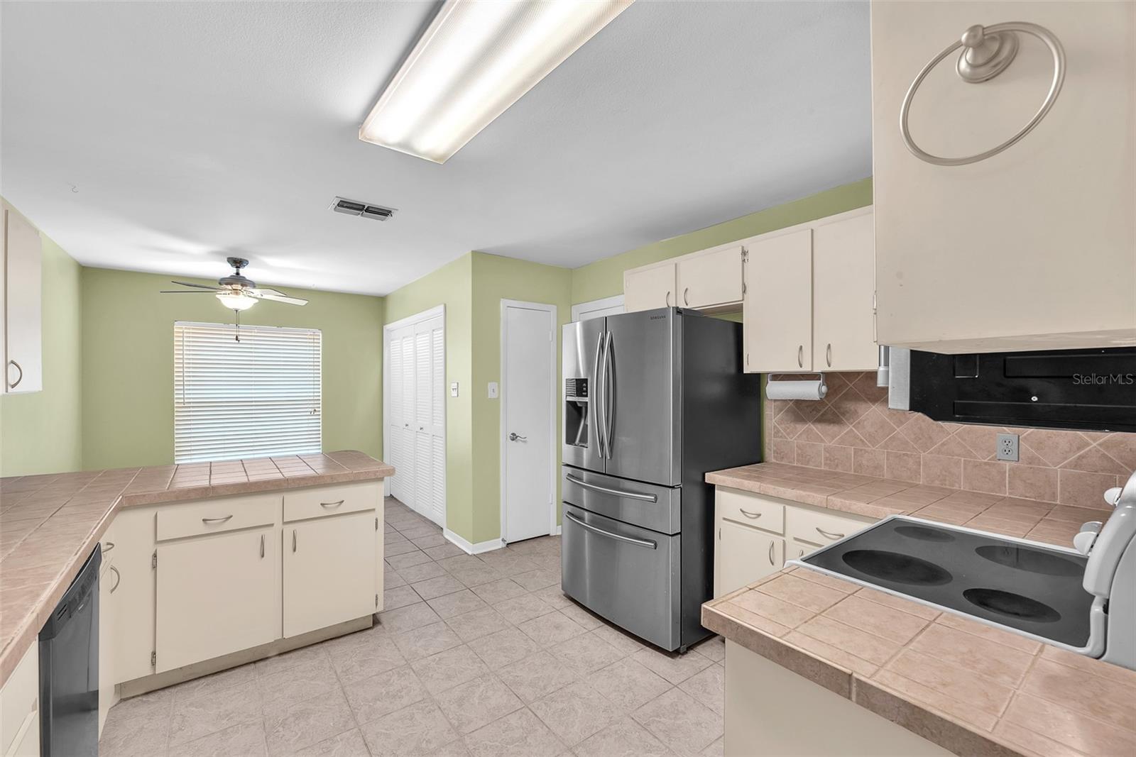 Listing photo id 5 for 11816 Cedarfield Drive