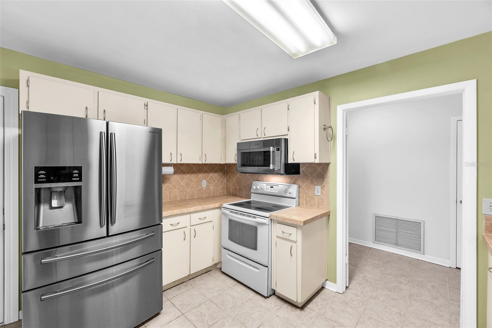 Listing photo id 6 for 11816 Cedarfield Drive