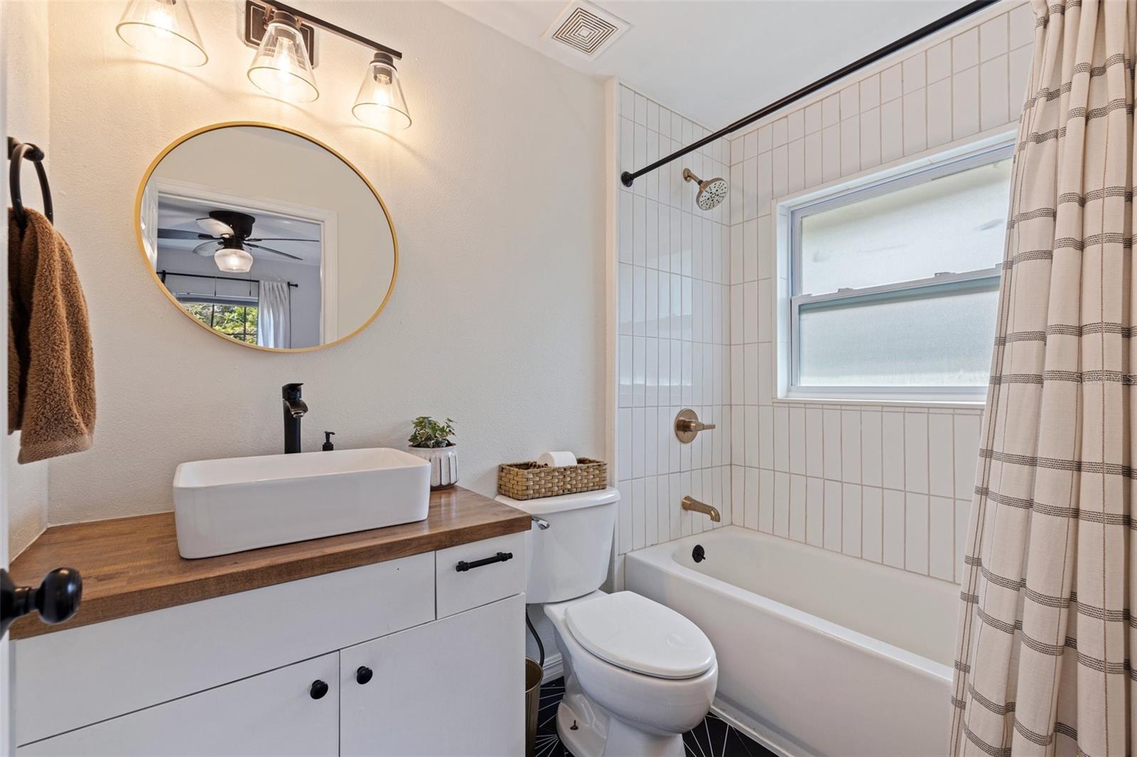Image 18 of 27 For 642 14th Avenue S