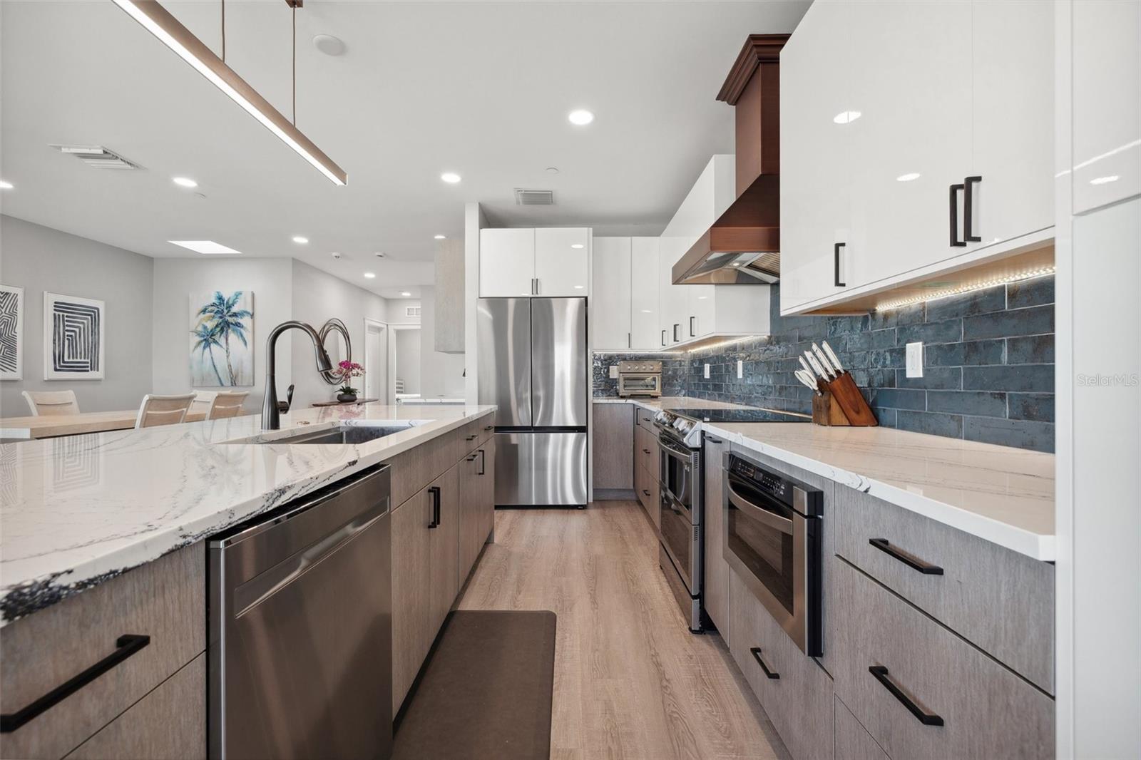 Listing photo id 12 for 12400 Capri Circle N