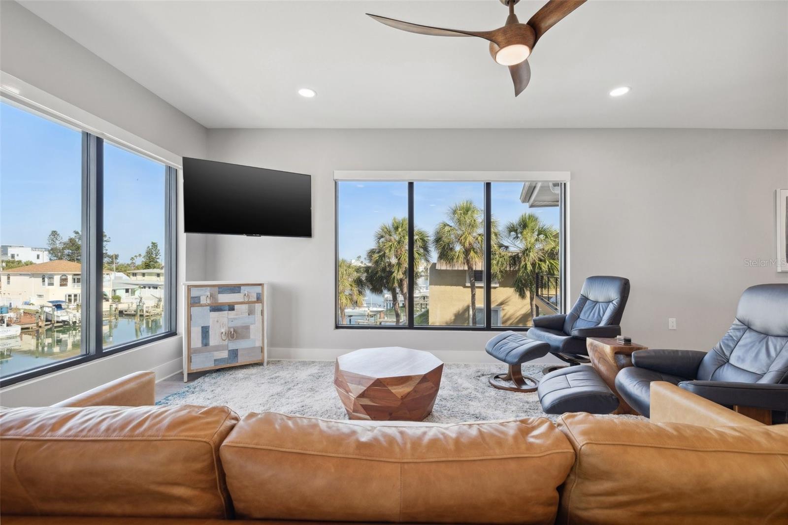 Listing photo id 14 for 12400 Capri Circle N