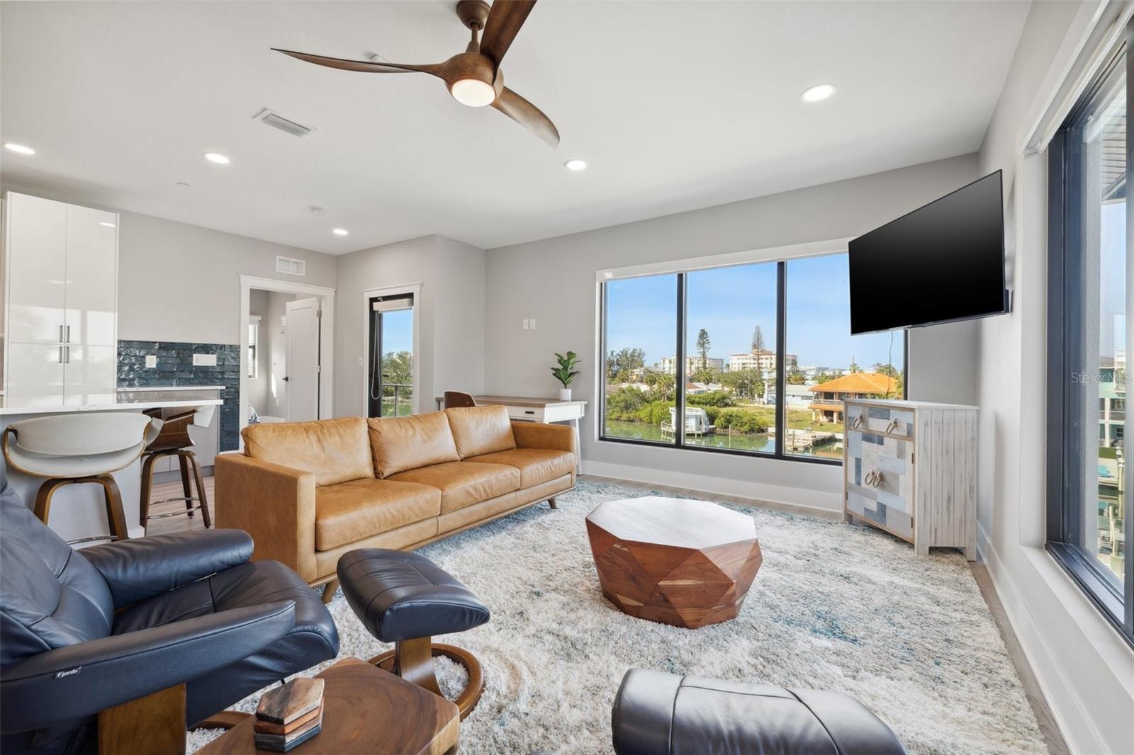 Listing photo id 15 for 12400 Capri Circle N