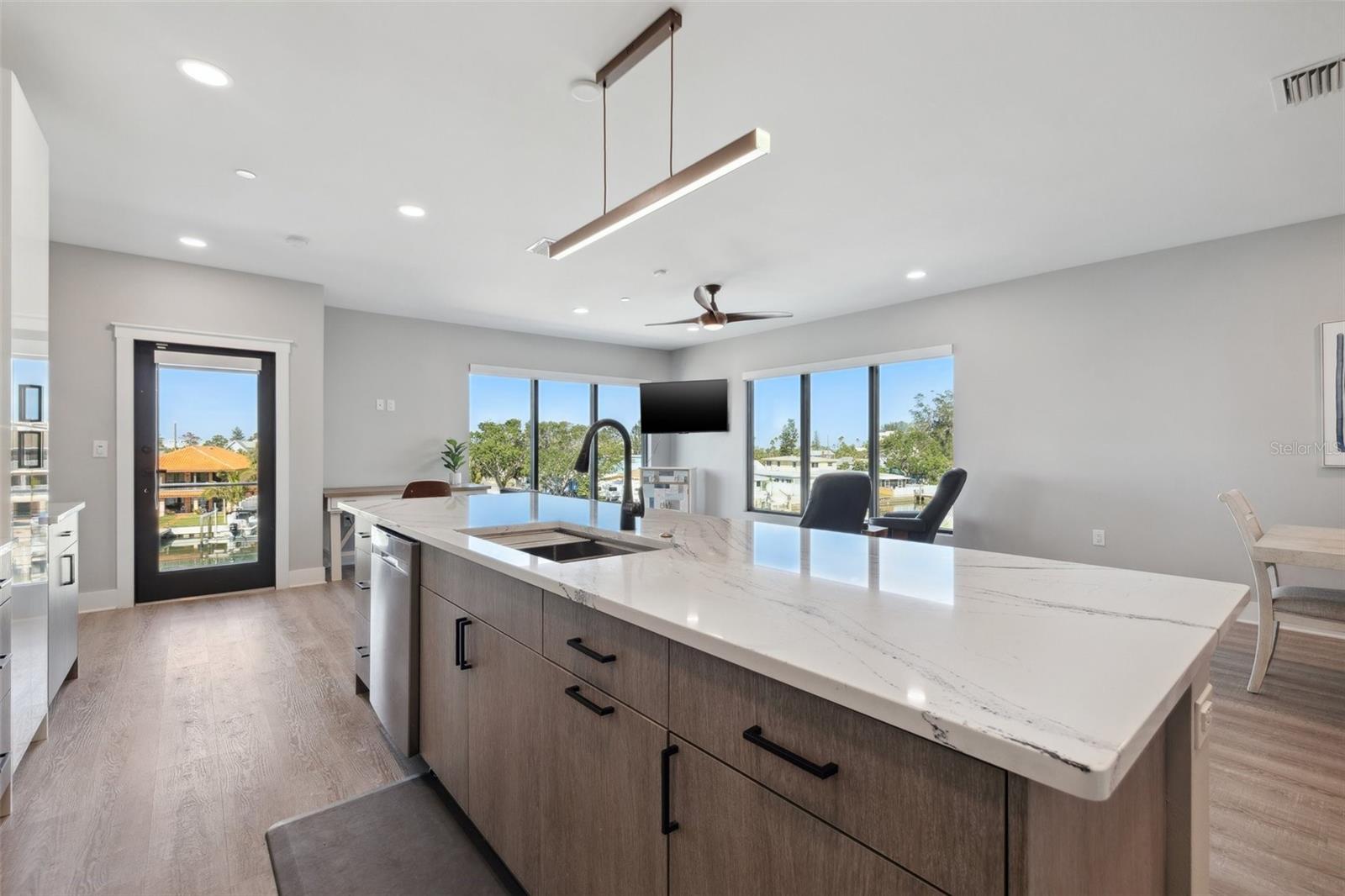 Listing photo id 16 for 12400 Capri Circle N