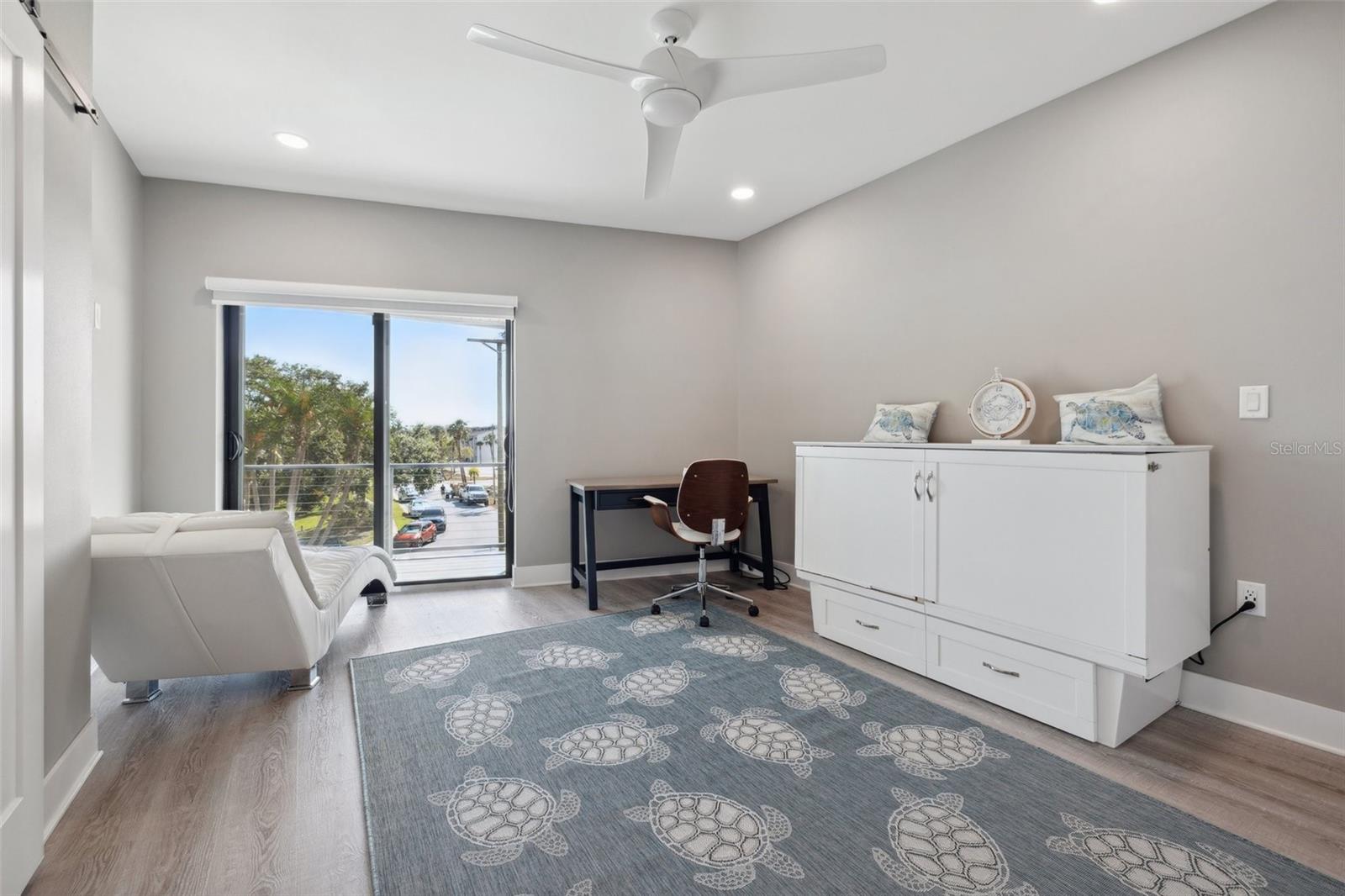 Listing photo id 24 for 12400 Capri Circle N
