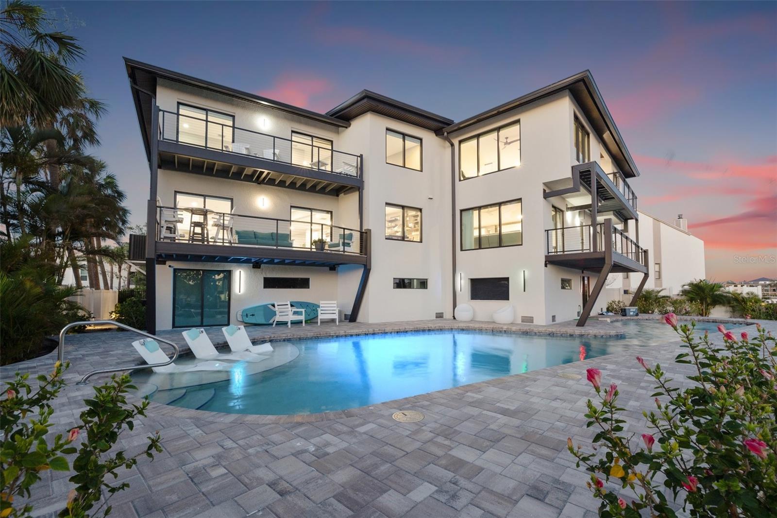 Listing photo id 1 for 12400 Capri Circle N