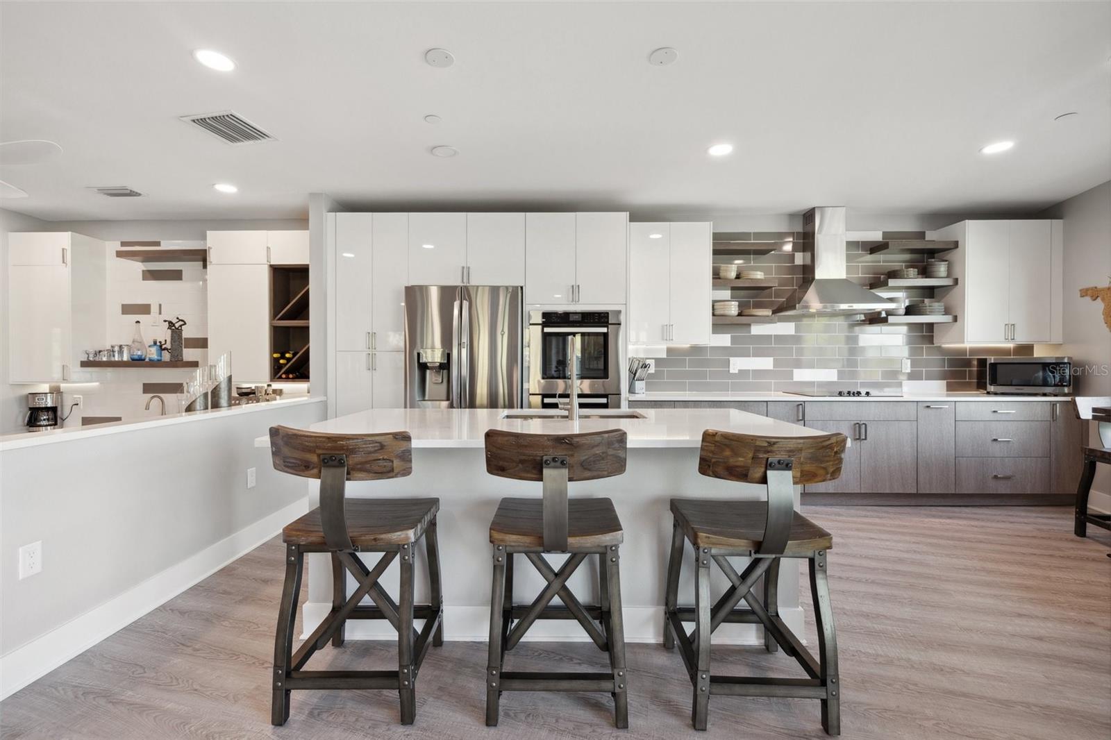 Listing photo id 29 for 12400 Capri Circle N