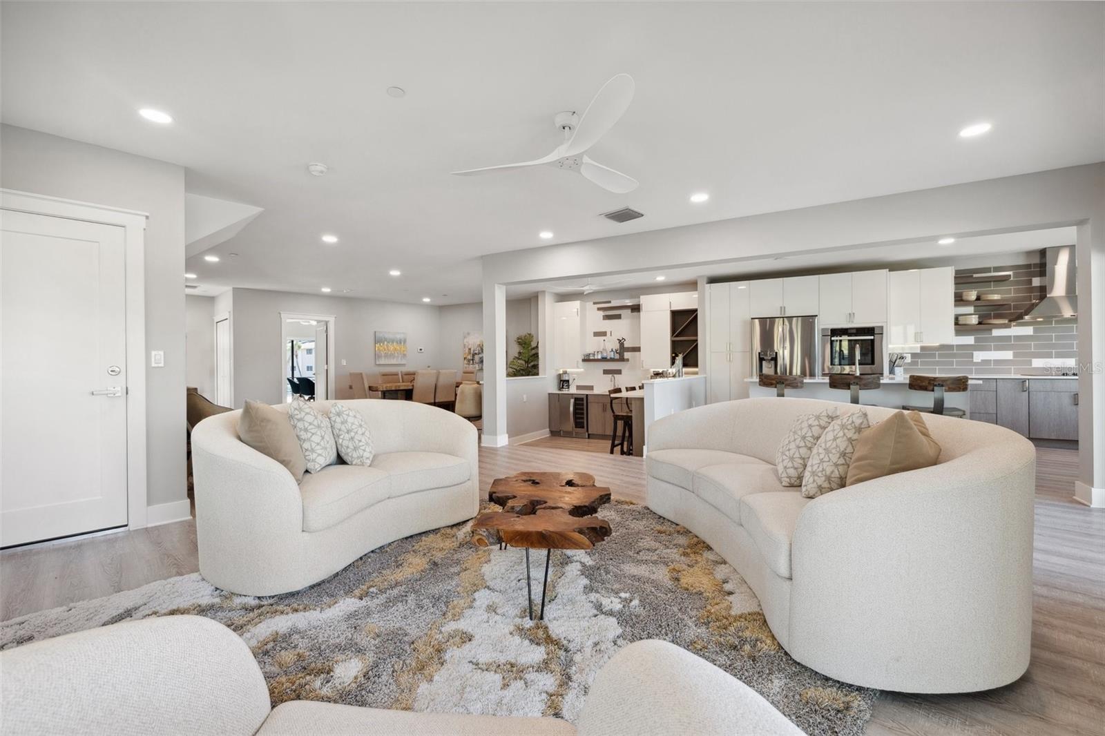 Listing photo id 32 for 12400 Capri Circle N