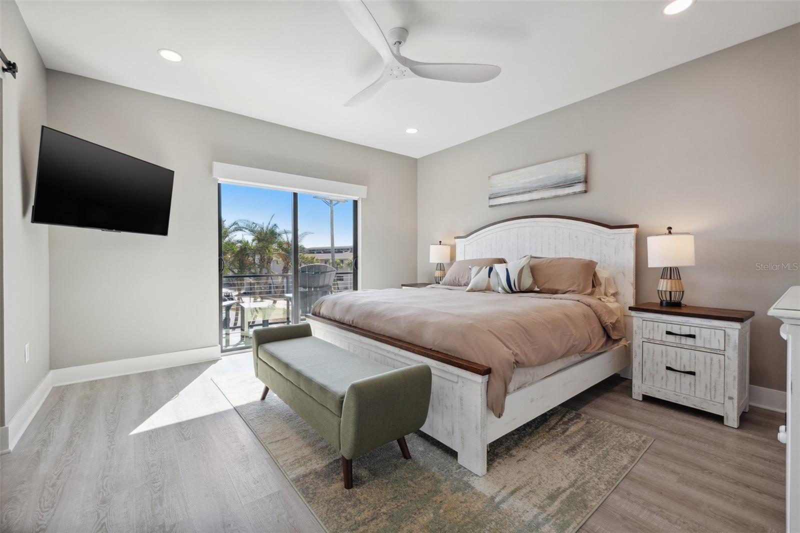 Listing photo id 50 for 12400 Capri Circle N