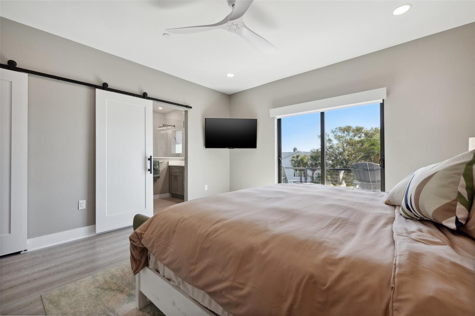 Listing photo id 51 for 12400 Capri Circle N