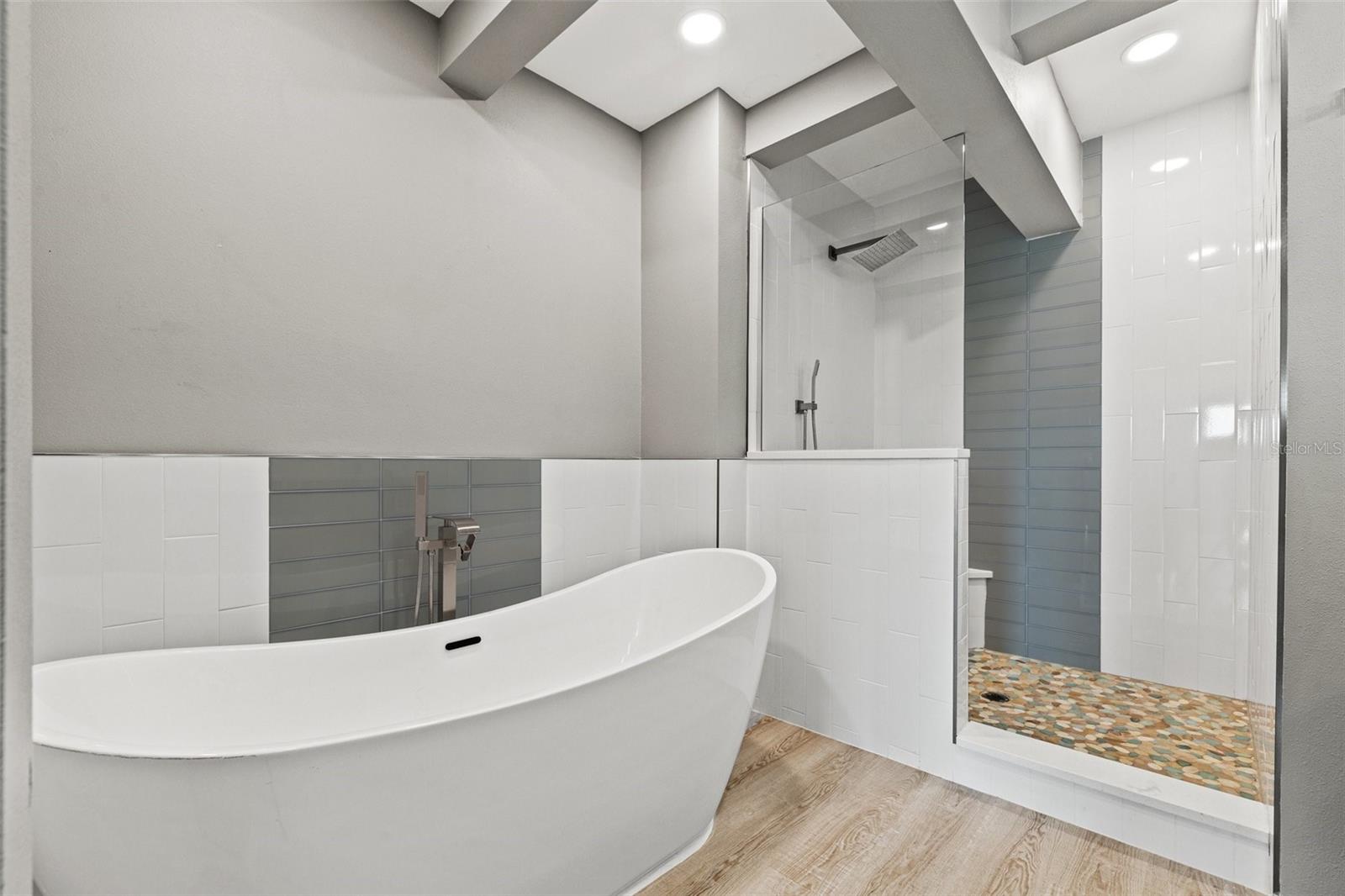 Listing photo id 71 for 12400 Capri Circle N