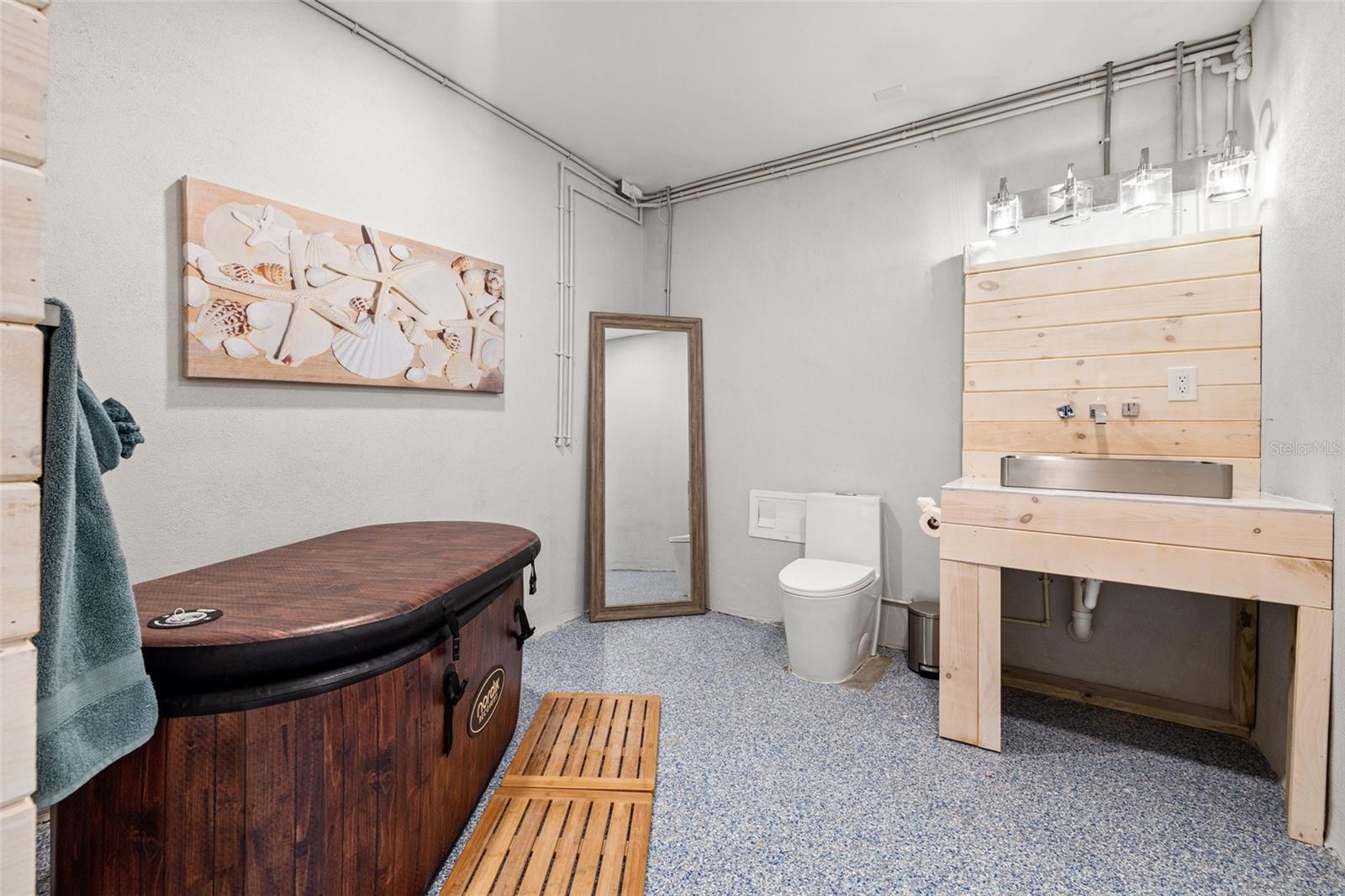 Listing photo id 74 for 12400 Capri Circle N