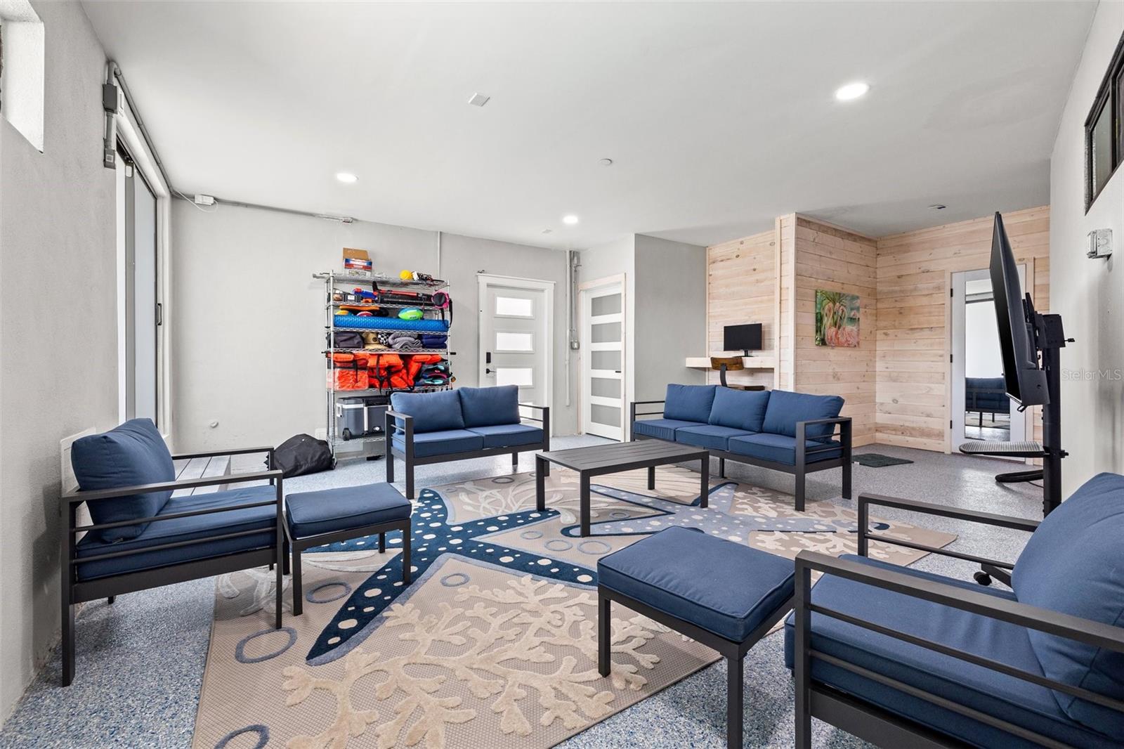 Listing photo id 76 for 12400 Capri Circle N